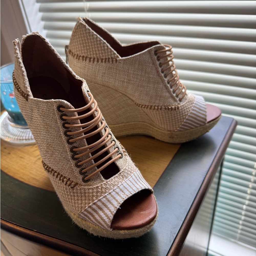 Wedge shoes